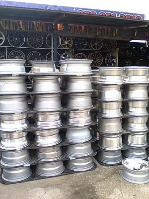 ขายล้ออ๊อฟโลด มี 5รู 6รู ขอบ15 ใหม่เก่าเก็บ ชุดละ 8500 มี 20 ชุด 0806260417 เล็กครับ