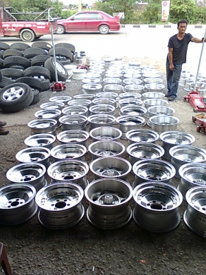 ขายล้ออ๊อฟโลด มี 5รู 6รู ขอบ15 ใหม่เก่าเก็บ ชุดละ 8500 มี 20 ชุด 0806260417 เล็กครับ