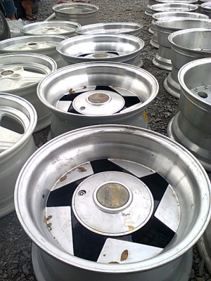 ขายล้ออ๊อฟโลด มี 5รู 6รู ขอบ15 ใหม่เก่าเก็บ ชุดละ 8500 มี 20 ชุด 0806260417 เล็กครับ