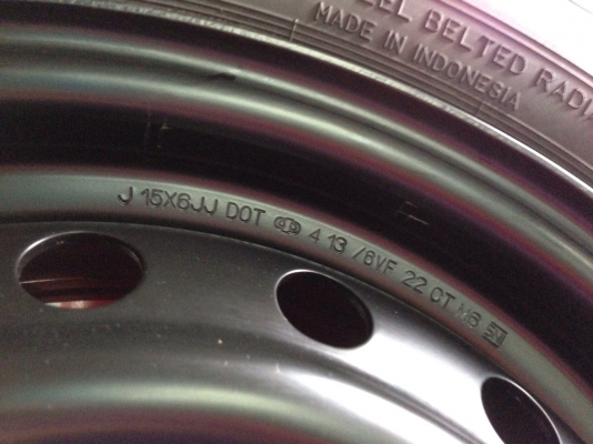 ขายยางถอดป้ายแดง TOYATA INNOVA  ใส่ วีโก้ ได้ครับ   5 รู  ขอบ 205/65/15 ส่งได้ครับ ยางปี 2013