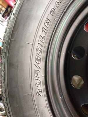 ขายยางถอดป้ายแดง TOYATA INNOVA  ใส่ วีโก้ ได้ครับ   5 รู  ขอบ 205/65/15 ส่งได้ครับ ยางปี 2013