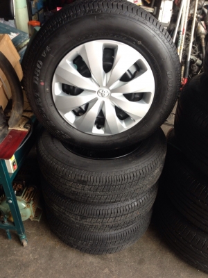 ขายยางถอดป้ายแดง TOYATA INNOVA  ใส่ วีโก้ ได้ครับ   5 รู  ขอบ 205/65/15 ส่งได้ครับ ยางปี 2013