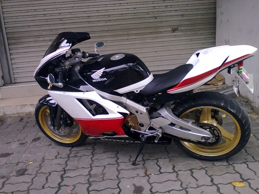 ขาย CBR400 cc ปี 89 แฟริ่งแต่ง ทะเบียนแท้ บริการส่งทั่วไทย ขาย CBR400 cc ปี 89 แฟริ่งแต่ง ทะเบียนแท้ บริการส่งทั่วไทย