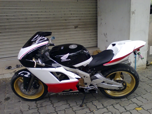 ขาย CBR400 cc ปี 89  แฟริ่งแต่ง ทะเบียนแท้ บริการส่งทั่วไทย