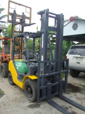 ขายรถโฟล์คลิฟท์  KOMATSU  FD25-16  เครื่องยนต์ดีเซล  เกียร์ออโตเมติค  เสาสูง  4 เมตร  งา 1,220  มม.  ยางตัน  4  ล้อ