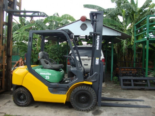 ขายรถโฟล์คลิฟท์  KOMATSU  FD25-16  เครื่องยนต์ดีเซล  เกียร์ออโตเมติค  เสาสูง  4 เมตร  งา 1,220  มม.  ยางตัน  4  ล้อ