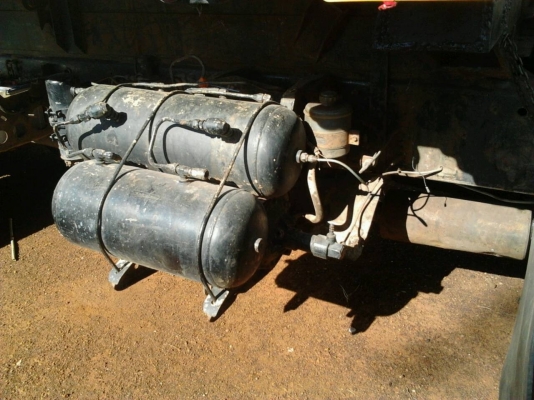 HINO F17 - 185 HP HO7C สิบล้อดั๊มพ์ 2 เพลา กระบะดั๊มพ์เหล็ก 12 ตันของสามมิตรลอนเฉียง เครื่องแน่นแรงดี ภายในเก๋งคอนโซลสวยครบ พวงมาลัยเพาเวอร์ เบรคทริ๊ปฟี้ ช่วงล่างแน่นคัชซีไม่มีบวม ยางสภาพใหม่ 10 เส้นพร้อมบรรทุกพร้อมใช้งาน เอกสารเล่มทะเบียนครบพร้อม ราคาต่อ