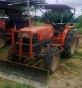 KUBOTA L4508 - 2 เพลา รถทำงาน 2,400 ชม. อุปกรณ์มีให้ครบครัน มีใบมีดดันหน้า โรตารี่ ผานพรวนดิน 6 สภาพดีพร้อมใช้งานได้เลย รถเครื่องแรงดีแห้งดีไม่เยิ้ม ระบบไฮดรอลิกส์แห้งดีทั้งคัน ช่วงล่างแน่น ยางสภาพดี 60\% พร้อมใช้งาน เอกสารเล่มทะเบียน ราคาต่อรองได้ครับ