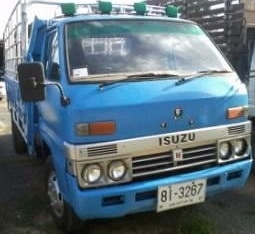 ISUZU KS 100 HP 4BC1 กระบะคอกแป๊ปเหล็กความยาว 4.30 เมตรสภาพสวยจัด เครื่องแห้งแรงดี ภายในเก๋งคอนโซลสวยครบไม่มีผุกร่อน ช่วงล่างคัชซีไม่มีผุกร่อน ยาง 7.50 ขอบ 16 สภาพดี 70\% พร้อมบรรทุกพร้อมใช้งาน เอก