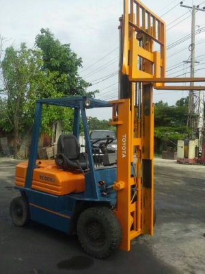 รถยกโตโยต้ารุ่น 5 น้ำหนักยก 2 ตัน เสาสูง 3 เมตร เครื่องดีเซล เกียร์ธรรมดา