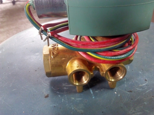 โซลินอยด์วาล์ว เข้า 1 ออกได้ 3 ช่อง ขนาด 1/4นิ้ว 110V.ไม่ใช้ก็ปิดได้ ประหยัด