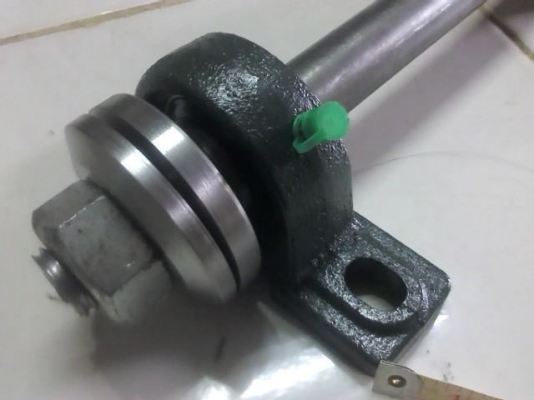 เพลาแกนเลื่อยวงเดือนเอาไปยึดกับโต๋ะตัดไม้