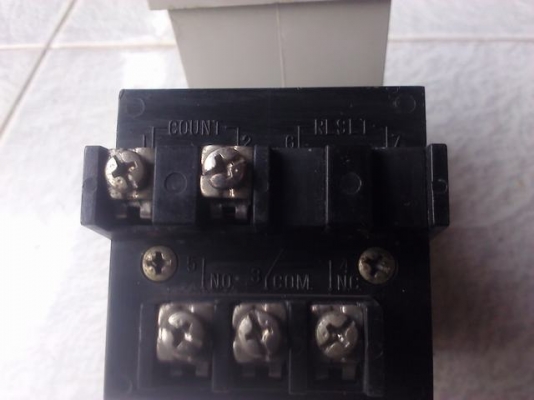 ตัวนับจำนวนชิ้นงาน พร้อมส้่งตัดการทำงานได้ด้วยเมื่อถึงจำนวนที่ตั้งเอาไว้(มีVDO ให้ดูตังอย่าง)