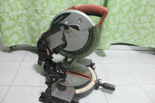 เลื่อยแท่นตัดองศาขนาดใบ10นิ้ว maktec รุ่นmt230 สภาพพร้อมใช้ครับ
