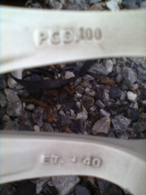 ขายแม็ก 4 รู 100 ขอบ15 พร้อมยาง  185/60R15 ยางmaxxisปี11 จำนวน 1 ชุด