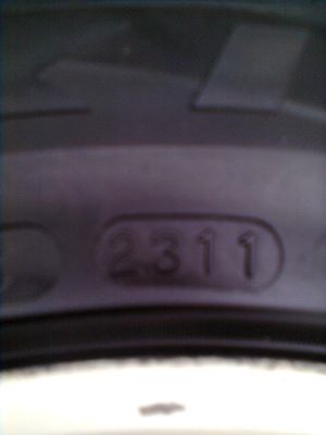 ขายแม็ก 4 รู 100 ขอบ15 พร้อมยาง  185/60R15 ยางmaxxisปี11 จำนวน 1 ชุด