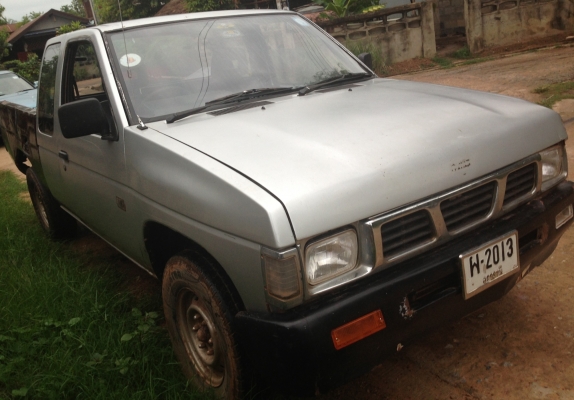 NISSAN BIG M KINGCAB - BD25 MT ปี 36 รถเครื่องแห้งแรงดีมากๆครับ ไม่เคยมีอุบัติเหตุหนักเลย ภายในเก๋งคอนโซลสวยครบพร้อม แอร์เย็น พวงมาลัยธรรมดา กระบะและฝาท้ายมีให้ครบพร้อมไม่ผุกร่อน ช่วงล่างคัชซีมีผุบ้างเล็กน้อยพร้อมใช้งานได้เลย ยางสภาพดี 60\% เอกสารเล่มทะเบี