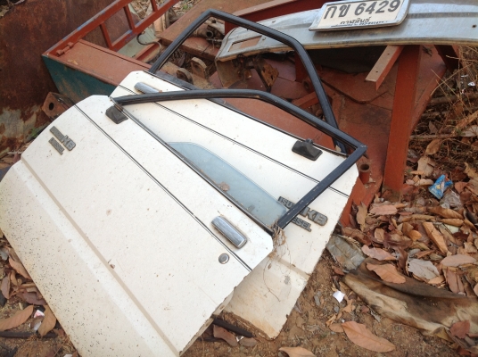 ขาย อะไหล่ถูกๆ ประตู isuzu. KBZ-2500cc. R-L. 2.500 บาท