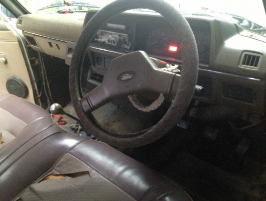 FORD COURIER DIESEL ปี 28 เครื่องยนต์ดีเซลเดิมๆสภาพดีมากครับ ภายในเก๋งคอนโซลอุปกรณ์ภายในครบพร้อม แอร์เย็น เบาะสวยไม่มีขาด กระบะ 4 ขอมีผุบ้างเล็กน้อย ช่วงล่างคัชซีสวยมากไม่มีผุไม่มีดามเลย ยางสภาพดี 60\% พร้อมใช้งาน เอกสารทะเบียนครบพร้อมโอน ราคาต่อรองได้ครับ