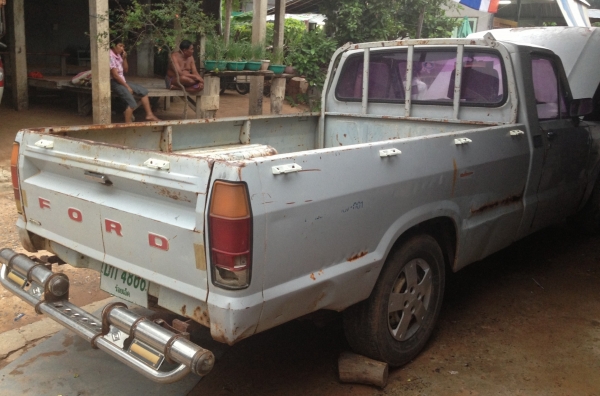 FORD COURIER DIESEL ปี 28 เครื่องยนต์ดีเซลเดิมๆสภาพดีมากครับ ภายในเก๋งคอนโซลอุปกรณ์ภายในครบพร้อม แอร์เย็น เบาะสวยไม่มีขาด กระบะ 4 ขอมีผุบ้างเล็กน้อย ช่วงล่างคัชซีสวยมากไม่มีผุไม่มีดามเลย ยางสภาพดี 60\% พร้อมใช้งาน เอกสารทะเบียนครบพร้อมโอน ราคาต่อรองได้ครับ