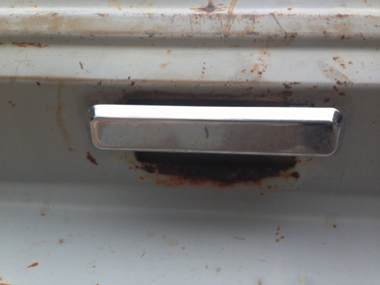 FORD COURIER DIESEL ปี 28 เครื่องยนต์ดีเซลเดิมๆสภาพดีมากครับ ภายในเก๋งคอนโซลอุปกรณ์ภายในครบพร้อม แอร์เย็น เบาะสวยไม่มีขาด กระบะ 4 ขอมีผุบ้างเล็กน้อย ช่วงล่างคัชซีสวยมากไม่มีผุไม่มีดามเลย ยางสภาพดี 60\% พร้อมใช้งาน เอกสารทะเบียนครบพร้อมโอน ราคาต่อรองได้ครับ