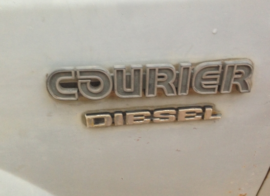 FORD COURIER DIESEL ปี 28 เครื่องยนต์ดีเซลเดิมๆสภาพดีมากครับ ภายในเก๋งคอนโซลอุปกรณ์ภายในครบพร้อม แอร์เย็น เบาะสวยไม่มีขาด กระบะ 4 ขอมีผุบ้างเล็กน้อย ช่วงล่างคัชซีสวยมากไม่มีผุไม่มีดามเลย ยางสภาพดี 60\% พร้อมใช้งาน เอกสารทะเบียนครบพร้อมโอน ราคาต่อรองได้ครับ