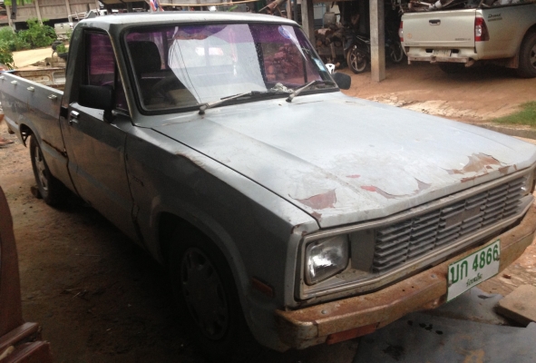 FORD COURIER DIESEL ปี 28 เครื่องยนต์ดีเซลเดิมๆสภาพดีมากครับ ภายในเก๋งคอนโซลอุปกรณ์ภายในครบพร้อม แอร์เย็น เบาะสวยไม่มีขาด กระบะ 4 ขอมีผุบ้างเล็กน้อย ช่วงล่างคัชซีสวยมากไม่มีผุไม่มีดามเลย ยางสภาพดี 60\% พร้อมใช้งาน เอกสารทะเบียนครบพร้อมโอน ราคาต่อรองได้ครับ