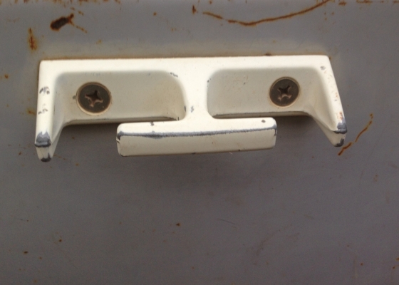 FORD COURIER DIESEL ปี 28 เครื่องยนต์ดีเซลเดิมๆสภาพดีมากครับ ภายในเก๋งคอนโซลอุปกรณ์ภายในครบพร้อม แอร์เย็น เบาะสวยไม่มีขาด กระบะ 4 ขอมีผุบ้างเล็กน้อย ช่วงล่างคัชซีสวยมากไม่มีผุไม่มีดามเลย ยางสภาพดี 60\% พร้อมใช้งาน เอกสารทะเบียนครบพร้อมโอน ราคาต่อรองได้ครับ