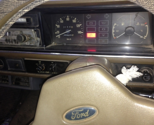 FORD COURIER DIESEL ปี 28 เครื่องยนต์ดีเซลเดิมๆสภาพดีมากครับ ภายในเก๋งคอนโซลอุปกรณ์ภายในครบพร้อม แอร์เย็น เบาะสวยไม่มีขาด กระบะ 4 ขอมีผุบ้างเล็กน้อย ช่วงล่างคัชซีสวยมากไม่มีผุไม่มีดามเลย ยางสภาพดี 60\% พร้อมใช้งาน เอกสารทะเบียนครบพร้อมโอน ราคาต่อรองได้ครับ