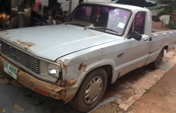 FORD COURIER DIESEL ปี 28 เครื่องยนต์ดีเซลเดิมๆสภาพดีมากครับ ภายในเก๋งคอนโซลอุปกรณ์ภายในครบพร้อม แอร์เย็น เบาะสวยไม่มีขาด กระบะ 4 ขอมีผุบ้างเล็กน้อย ช่วงล่างคัชซีสวยมากไม่มีผุไม่มีดามเลย ยางสภาพดี 60\% พร้อมใช้งาน เอกสารทะเบียนครบพร้อมโอน ราคาต่อรองได้ครับ