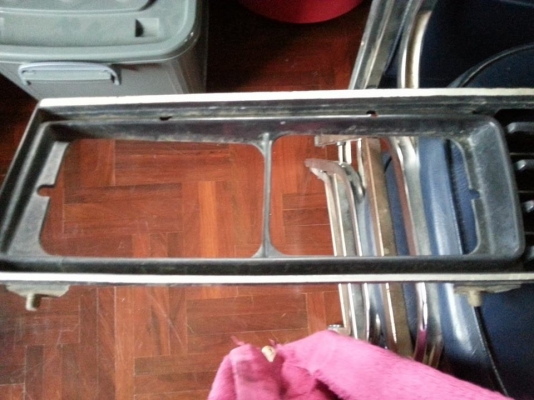 กระจังหน้า Datsun 720