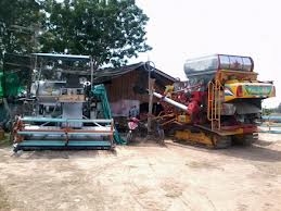 บริการซ่อมรถเกี่ยวข้าว ทุกชนิด ปะผุ ซ่อม เปลี่ยนอะไหร่ แต่ง เเปลง คืนสภาพ ทำสี  ตามต้องการ ราคากันเองที่สุด ปรึกษาเราได้ก็ทำมาแล้ว สิบกว่าคัน เหลือคันหนึ่งจะเสร็จ เราไม่รับรถมารอ ทำเสร็จค่อยรับมาทำต่อ