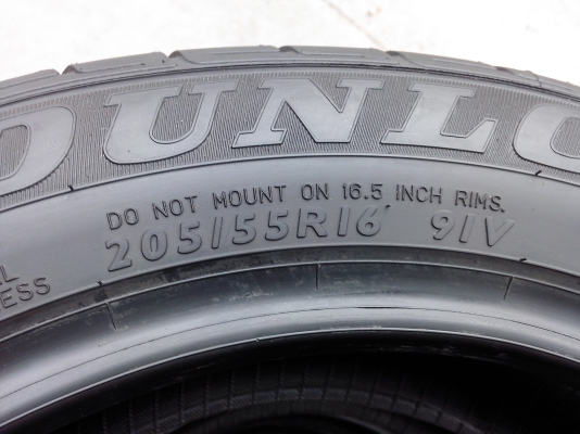 ขายยางDUNLOP 205/55/16  ปี 13  ป้ายแดง สภาพ 99\% 1ชุด