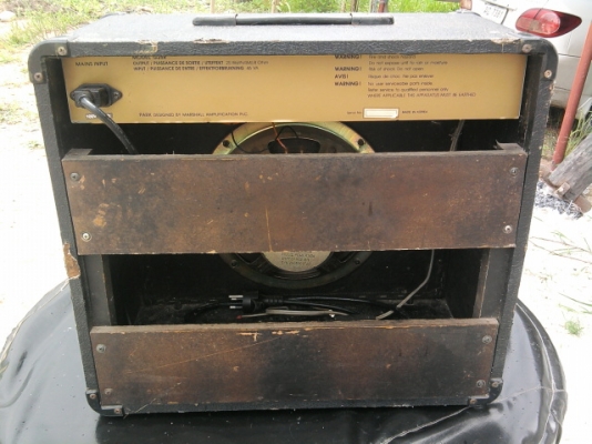 ตู้แอมป์กีต้าโซโล่/คอร์ด ยี่ห้อ PARK 3,900.-