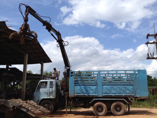 ขายสิบล้อ2เพลาดั้ม ISUZU 195 เกียรฟูลเลอร์ ดั้มSMM ติดเครนเครนพับยี่ห้อ HIAB JONSERED 90Z 4ปลอก 8เมตร 4ตันครึ่ง มือขยุ้มเหล็ก