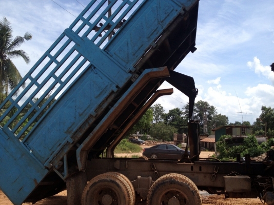 ขายสิบล้อ2เพลาดั้ม ISUZU 195 เกียรฟูลเลอร์ ดั้มSMM ติดเครนเครนพับยี่ห้อ HIAB JONSERED 90Z 4ปลอก 8เมตร 4ตันครึ่ง มือขยุ้มเหล็ก