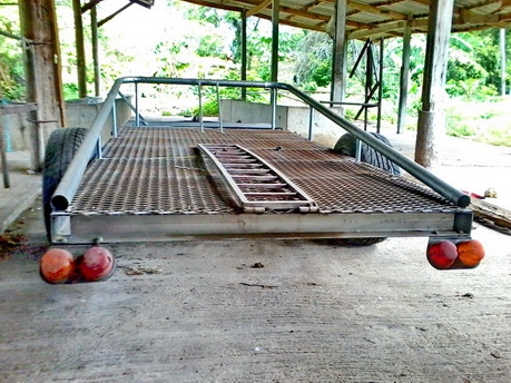 รถเทรลเลอร์ ลากพ่วง มีโช้ค มีแหนบ ใช้งานได้ดีมากใช้บรรทุกมอเตอร์ไซค์อยู่.