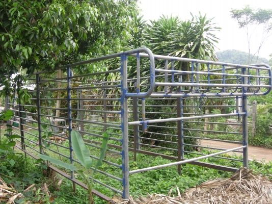 คอก6ล้อNQR กว้าง 225ยาว 550สุง200 ค๊อกหน้า 40 คอก6ล้อNQR กว้าง 225ยาว 550สุง200 ค๊อกหน้า 40