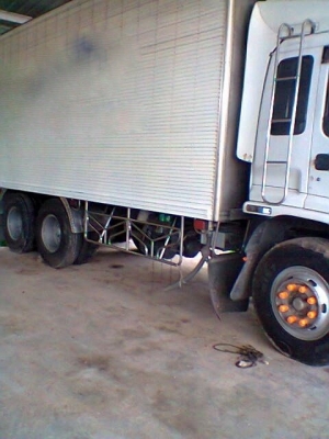 รถอิซูซุ 10  ล้อ ตู้เย็น 320 แรงม้า  ปี 49 สนใจติดต่อ 081 - 6079515