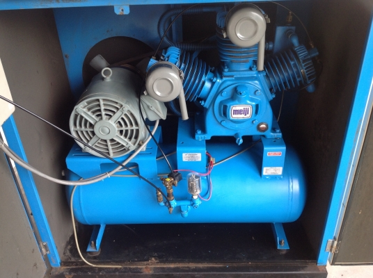 ขายเครื่องปั้มลมเก่าญี่ปุ่นแบบตู้เก็บเสียง ขนาด 3 สูบ ทูสเตด ยี่ห้อ Maiji ขนาด 7.5 แรงม้า( 5.5 kw). สภาพสวยสุดๆรุ่นใหม่ สีเดิมๆ ยังไม่เคยใช้งานในไทย