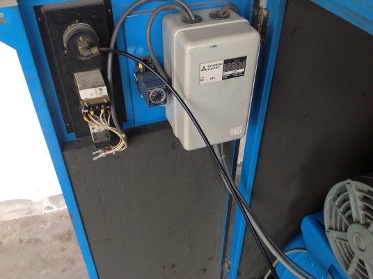 ขายเครื่องปั้มลมเก่าญี่ปุ่นแบบตู้เก็บเสียง ขนาด 3 สูบ ทูสเตด ยี่ห้อ Maiji ขนาด 7.5 แรงม้า( 5.5 kw). สภาพสวยสุดๆรุ่นใหม่ สีเดิมๆ ยังไม่เคยใช้งานในไทย