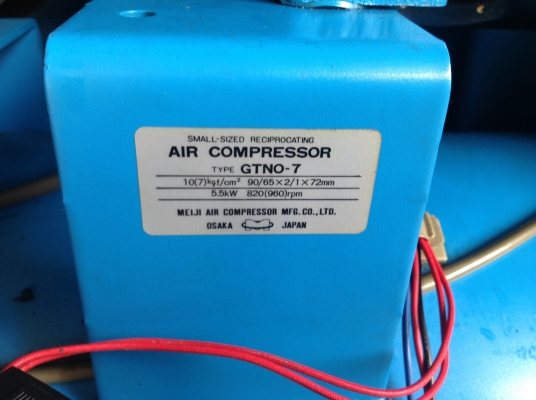 ขายเครื่องปั้มลมเก่าญี่ปุ่นแบบตู้เก็บเสียง ขนาด 3 สูบ ทูสเตด ยี่ห้อ Maiji ขนาด 7.5 แรงม้า( 5.5 kw). สภาพสวยสุดๆรุ่นใหม่ สีเดิมๆ ยังไม่เคยใช้งานในไทย