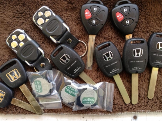 จำหน่าย  บอดี้กุญแจ รีโมท  มีหลายรุ่นคับ ทั้ง toyota  honda  mitsubishi