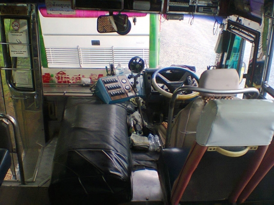 ขายบัสพัดลม40ที่นั่ง สภาพพร้อมใช้ราคา650,000บาท  สนใจโทร 081-9488850