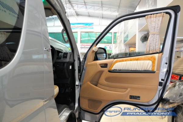 ขายด่วนรถตู้ TOYOTA/COMMUTER พร้อมตกแต่งภายใน Style VIP