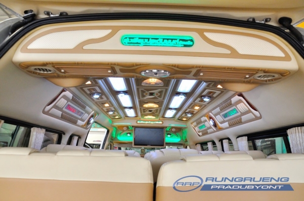 ขายด่วนรถตู้ TOYOTA/COMMUTER พร้อมตกแต่งภายใน Style VIP