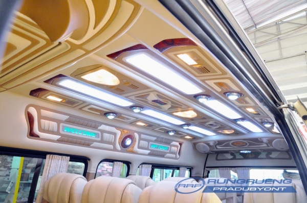 ขายด่วนรถตู้ TOYOTA/COMMUTER พร้อมตกแต่งภายใน Style VIP