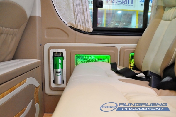 ขายด่วนรถตู้ TOYOTA/COMMUTER พร้อมตกแต่งภายใน Style VIP