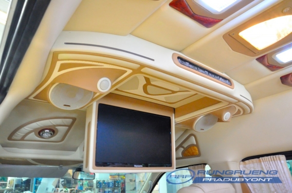 ขายด่วนรถตู้ TOYOTA/COMMUTER พร้อมตกแต่งภายใน Style VIP