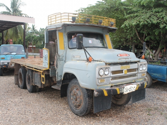 อีซูซุ 10 ล้อเพลาเดียว เครื่องดีวาง 6BB1 แซสซีเดิมกระบะท้ายลาดบรรทุกแบ็คโฮ120อยู่รถใช้งานอยู่จังหวัดน่านครับ